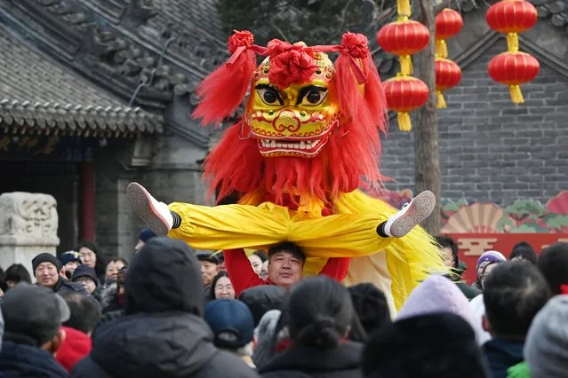 Crowd watching lion dancers at temple fair in Beijing on third day of Lunar New Year